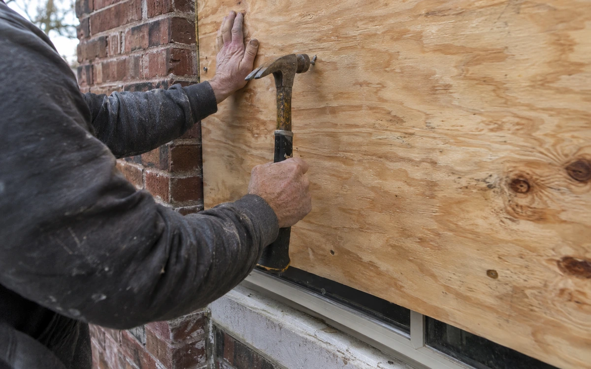 Emergency board up contractor